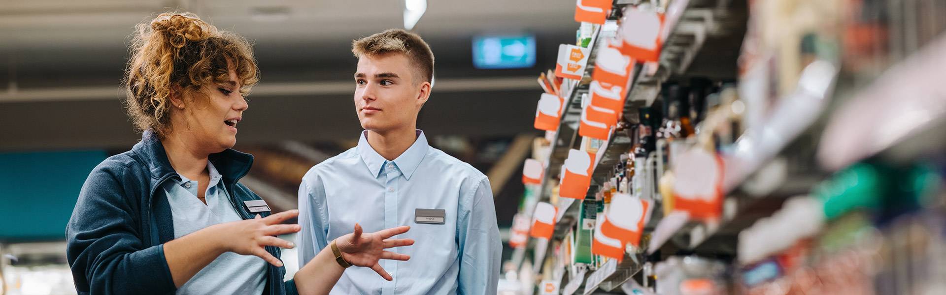 Quelle: istockphoto.com Frau erklärt Azubi an Regal etwas