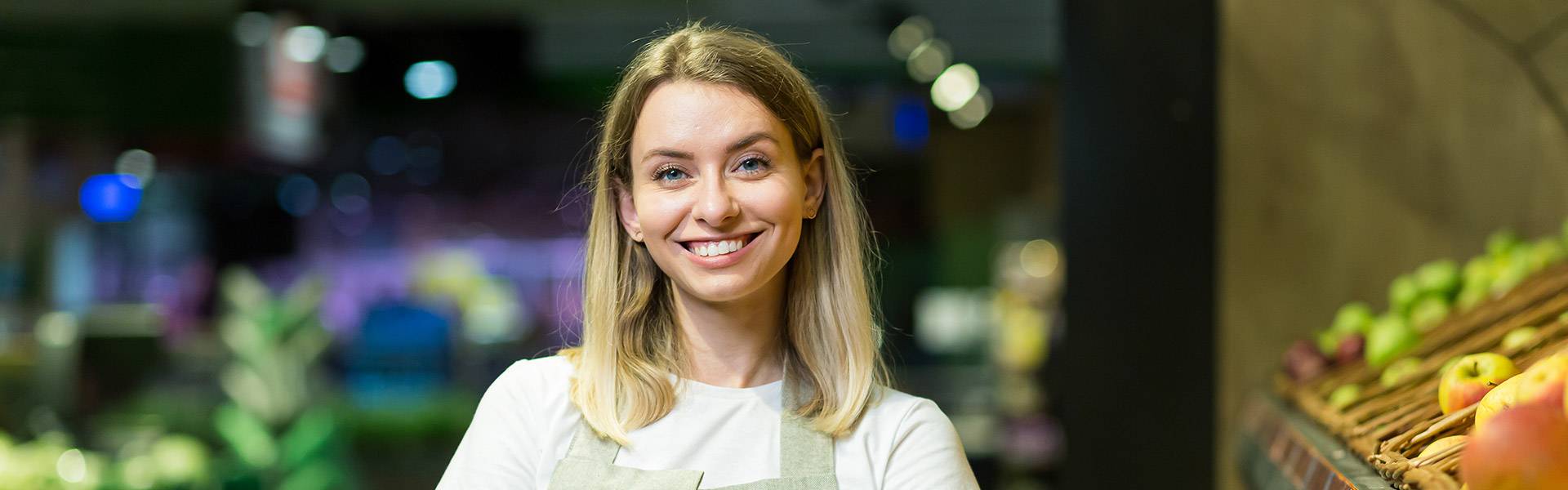 Quelle: istockphoto.com Nette Mitarbeiterin am Obstregal